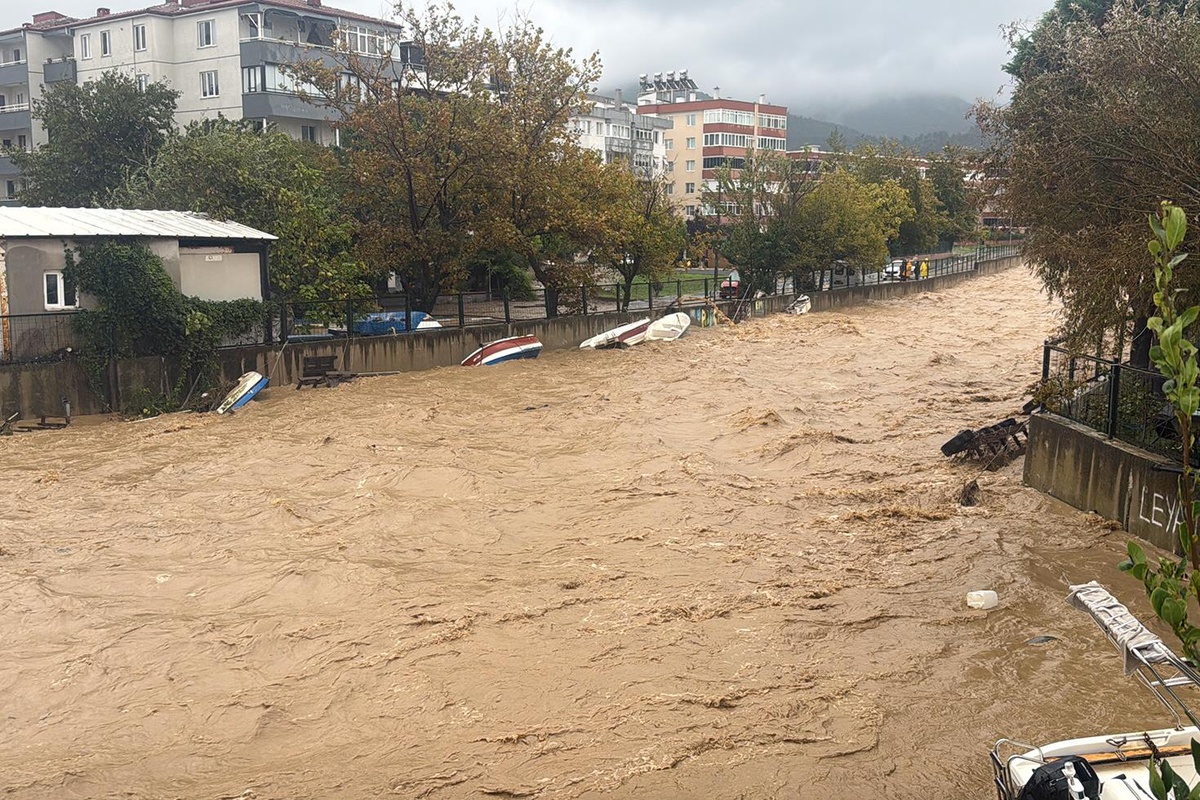 Yalova’da sağanak yağışın ardından yükselen dere suyu