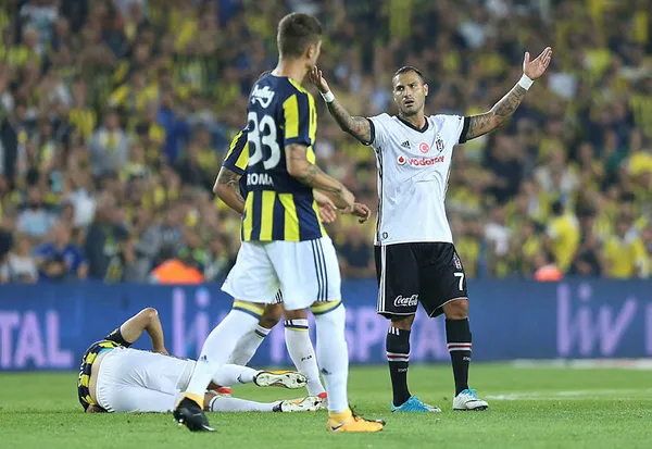 Derbide Dramatik Gelişme: Beşiktaş Öne Geçti, Kırmızı Kartlarla Düştü