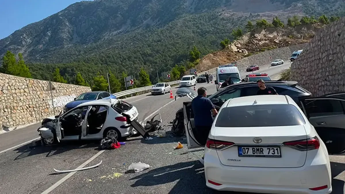 Karşı şeride geçip 3 araca çarptı