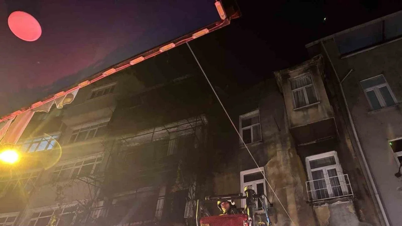 Kız İstemede Patlatılan Havai Fişek Evi Yaktı