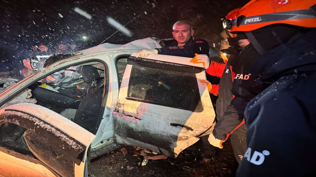 Erzurum'da Tır ile SUV Çarpıştı: 4 Kişi Can Verdi
