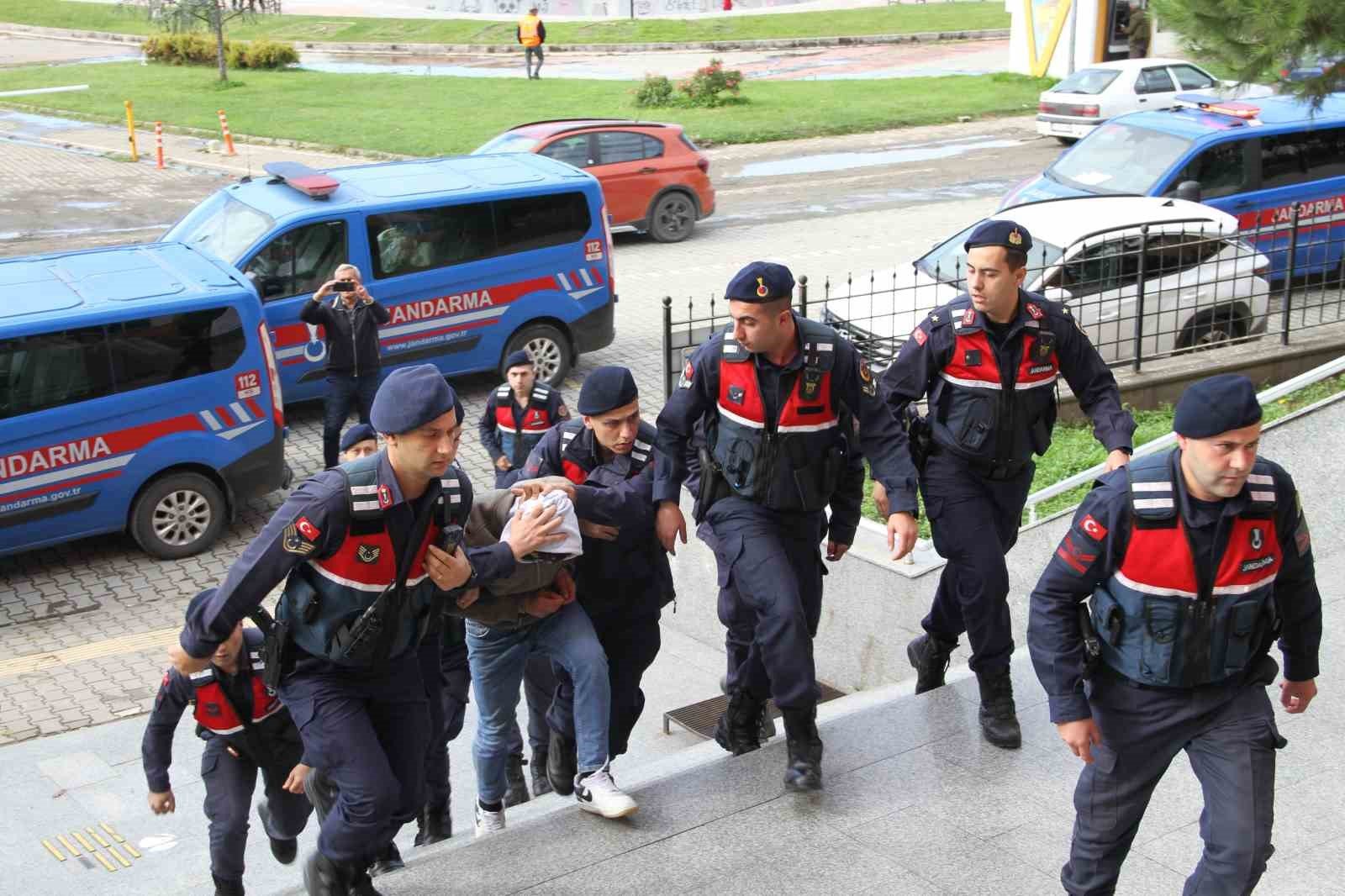 Bir ilçeyi diken üstünde tutan zanlı, adliyeye sevk edildi