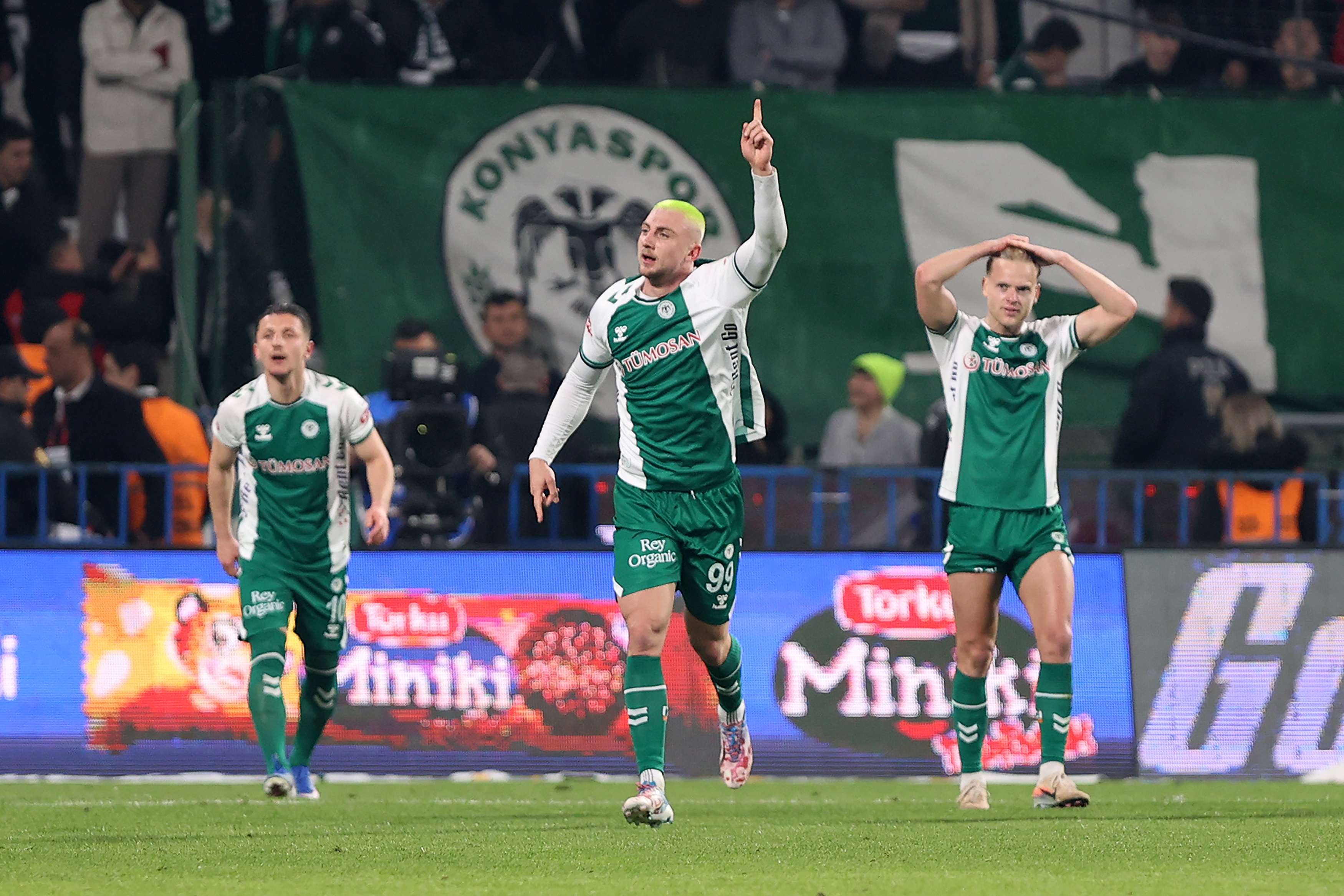 Galatasaray Konya'da stratejik darbe aldı