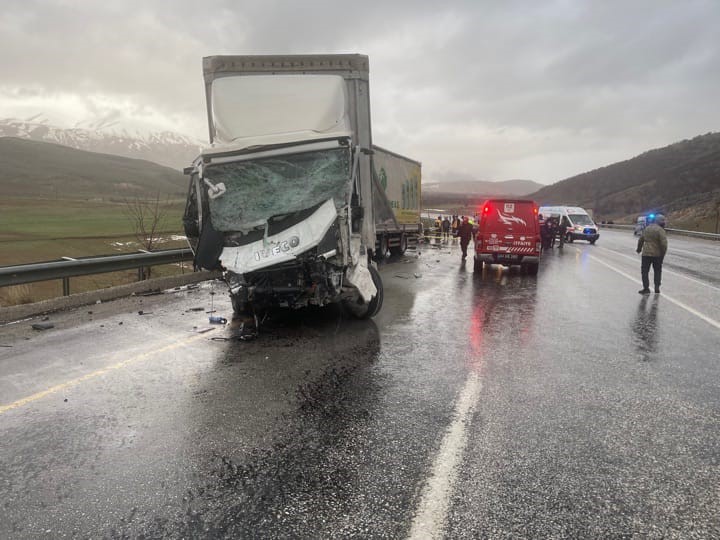 Malatya'da Tır ve Otomobil Çarpıştı: 3 Ölü