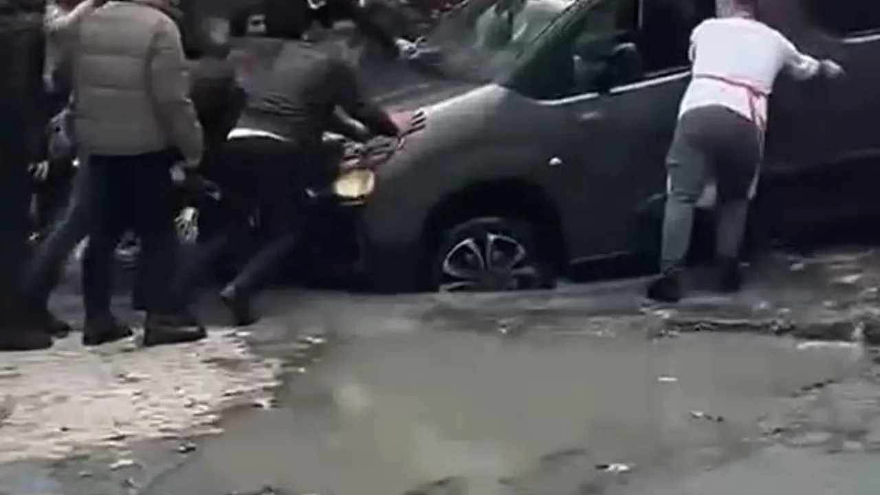 Küçükçekmece'de Yağmur Sonrası Yol Çöktü: 2 Araç Çukura Düştü