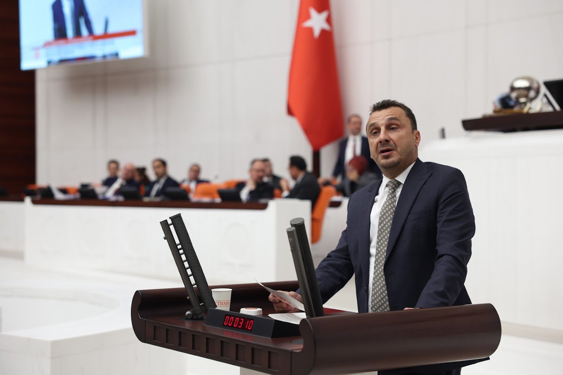 SGK denetimlerinde ortaya çıkan çifte maaş uygulamasını Meclis gündemine taşıdı.