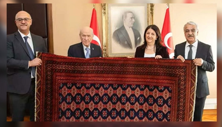 Bahçeli’den Kritik Mesajlar: Öcalan’a “Kurucu Önderlik”, SDG/YPG’ye Sert Çıkış